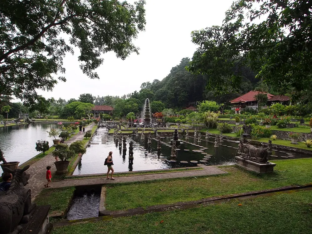 Ikannya gede-gede di kolam raja — Tirta Gangga, Kemana aja dari Amed