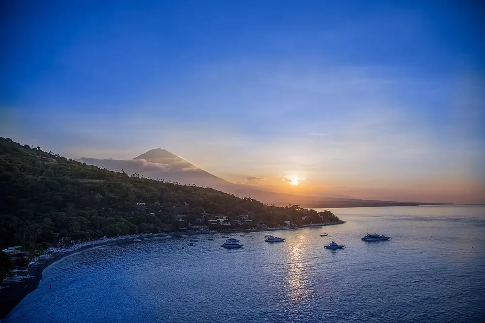 Sunset dengan Agung di belakang — Jemeluk Viewpoint, Kemana aja dari Amed