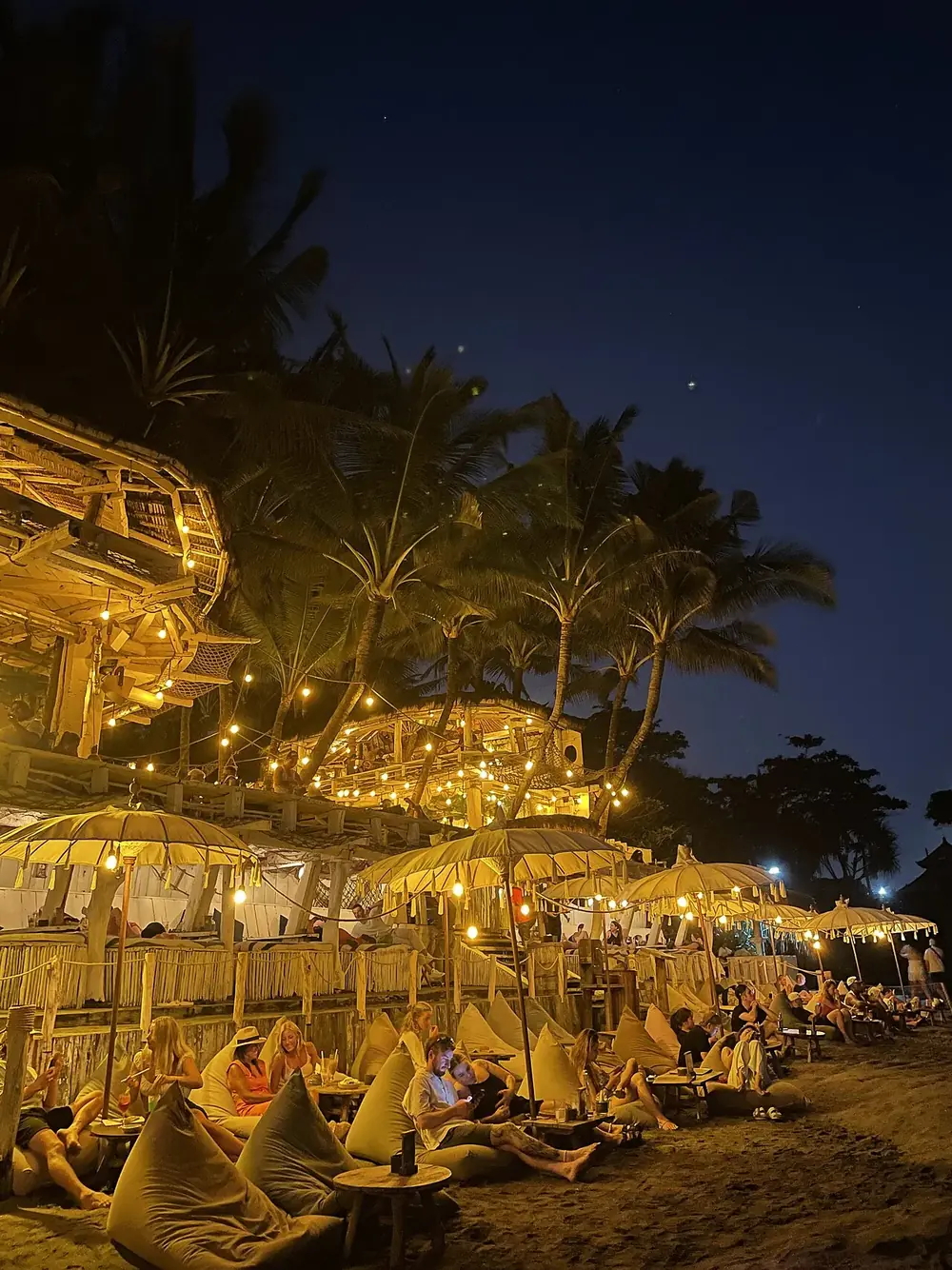 BBQ ikan dengan kaki di pasir — Echo Beach, Kemana aja dari Berawa