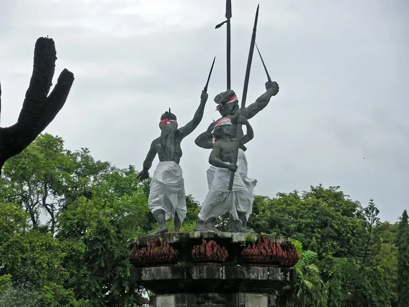 Lapangan Puputan Denpasar, 10 menit dari pusat kota naik motor