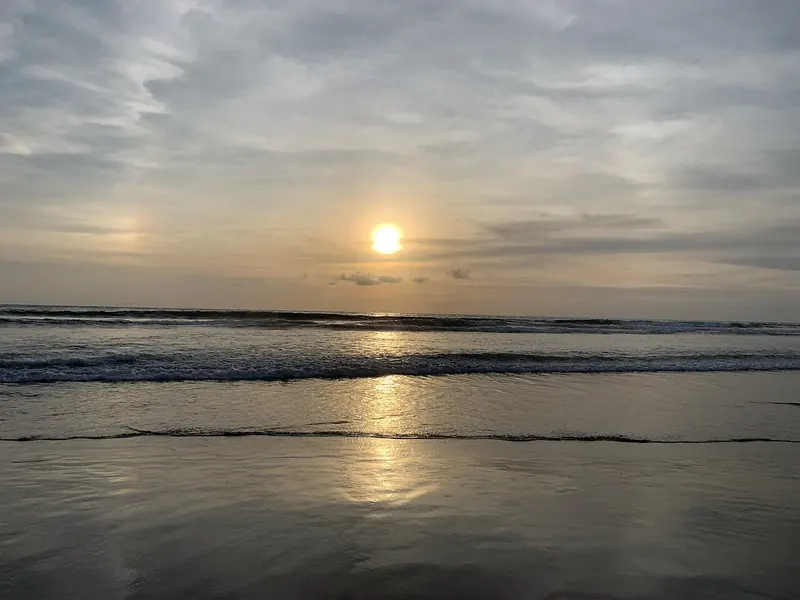 Pantai Double Six saat sunset, 5 menit dari Jl. Drupadi