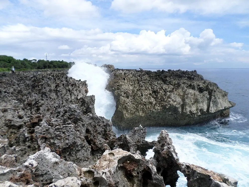 Ombak menghantam tebing karang — Water Blow, Kemana aja dari Geger