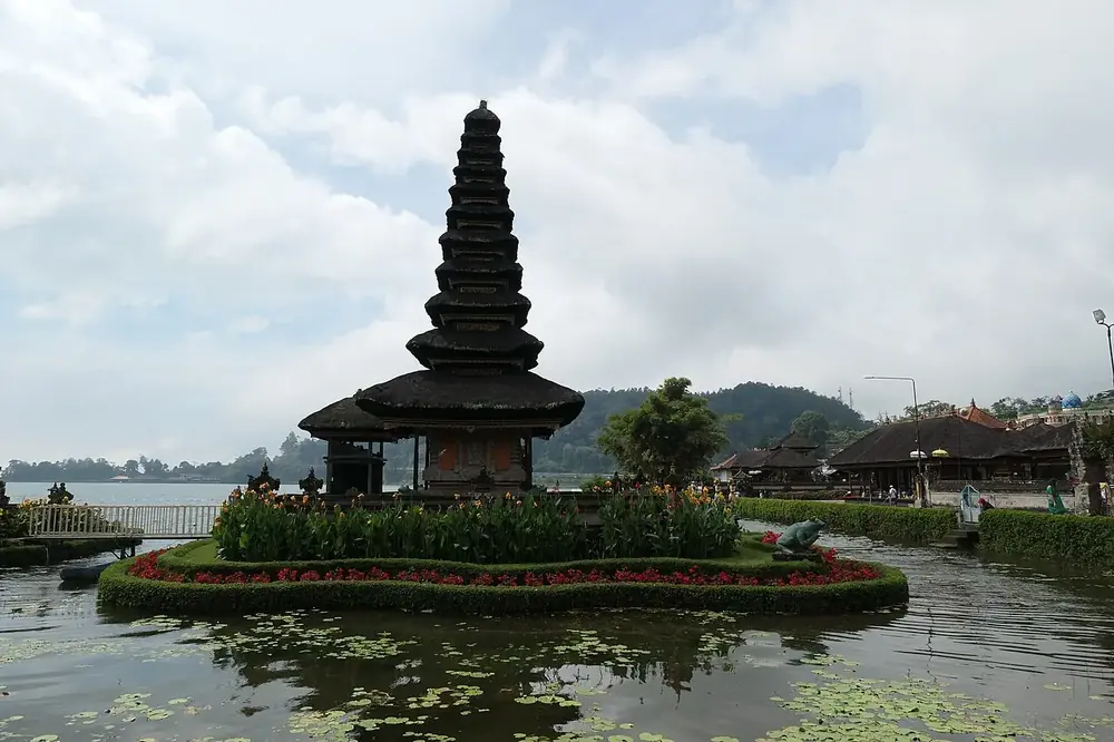 Pura di atas danau, foto kartu pos banget — Pura Ulun Danu Beratan, Kemana aja dari Lovina