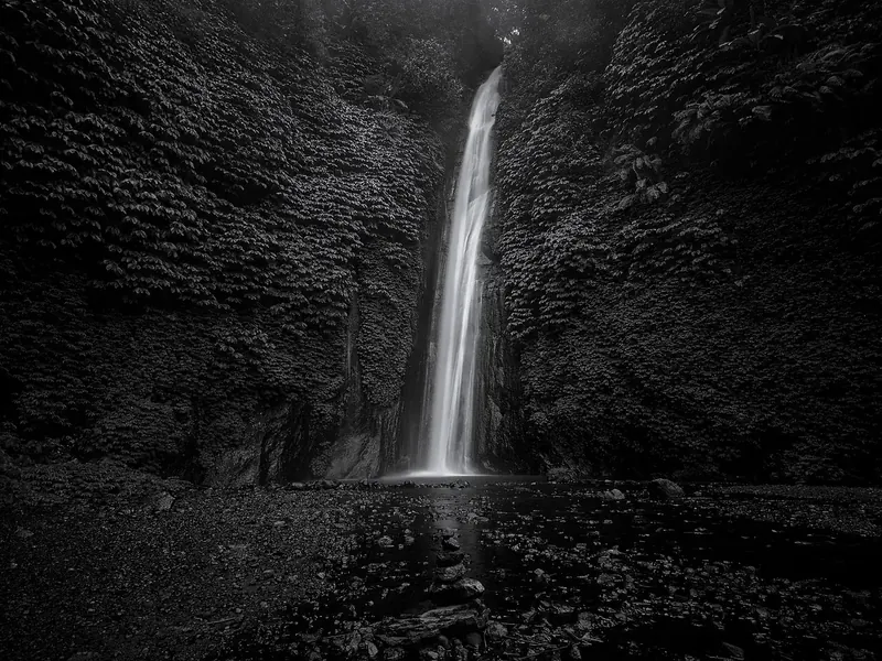 Air terjun Munduk di tengah kebun cengkeh, 10 menit dari desa naik motor