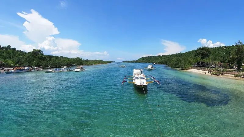 Le Blue Lagoon de Nusa Ceningan et son eau bleu électrique, à 10 minutes du pont jaune en scooter