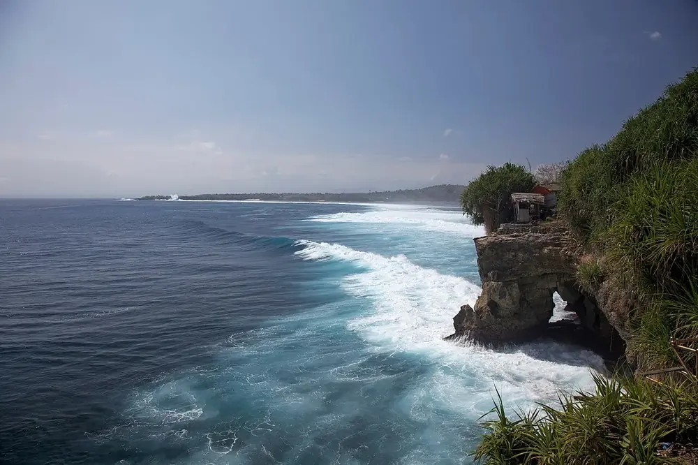 Saut de falaise, puis une Bintang au bar — Mahana Point, Où rouler depuis Nusa Ceningan