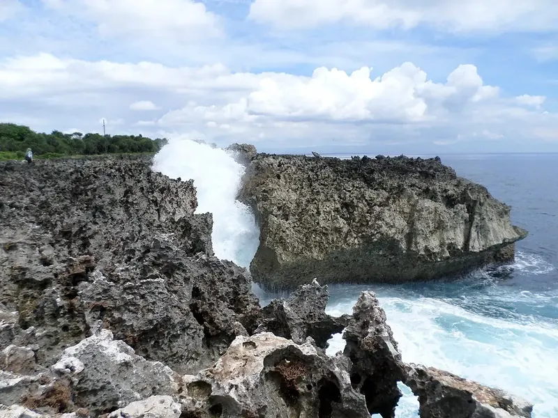Ombak menghantam karang di Water Blow, 10 menit dari Nusa Dua