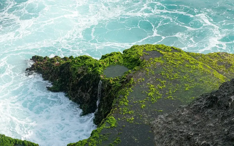Les vagues explosent sur les rochers à Devil's Tear, à 15 minutes de Jungut Batu en scooter