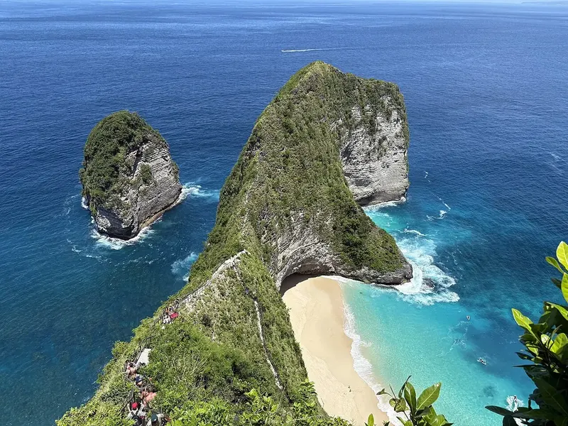 The T-Rex headland of Kelingking Beach, 45 minutes from Toya Pakeh by scooter