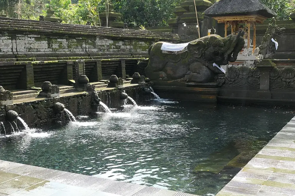 Venez pendant une cérémonie, l'ambiance est unique — Tirta Empul, Où rouler depuis Payangan