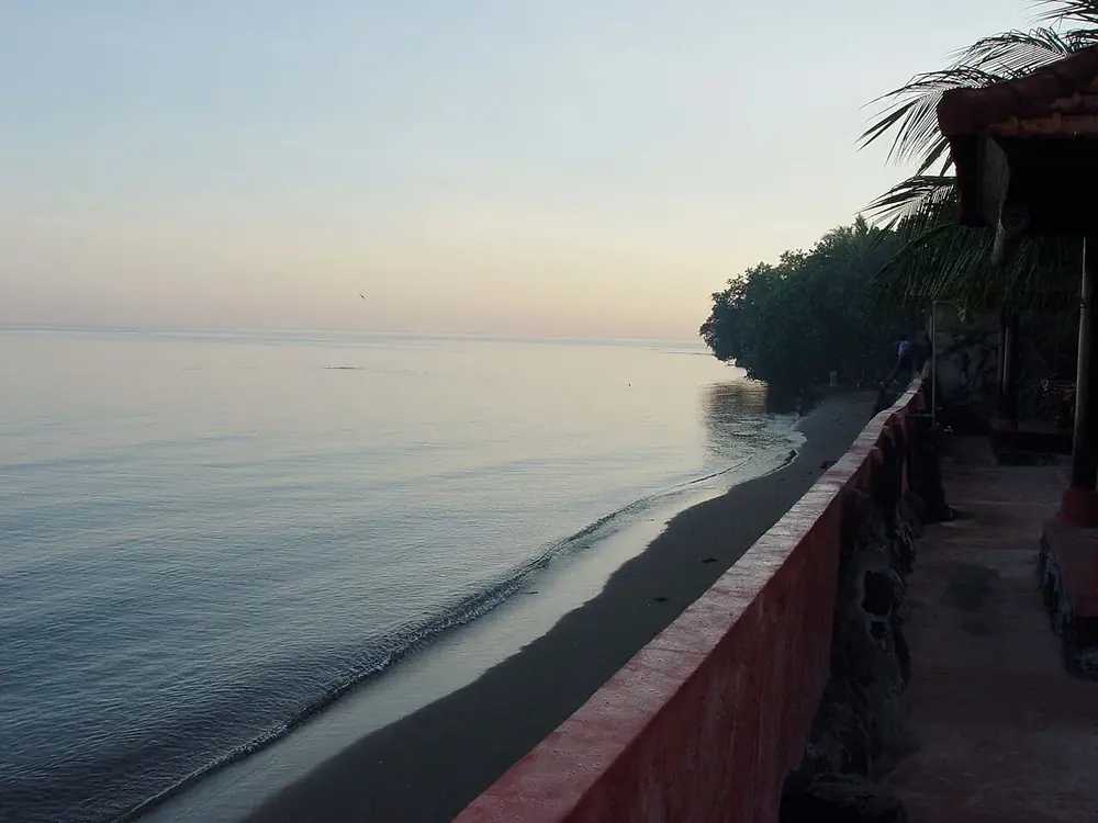 Warung pantai dan lumba-lumba — Lovina, Kemana aja dari Pemuteran