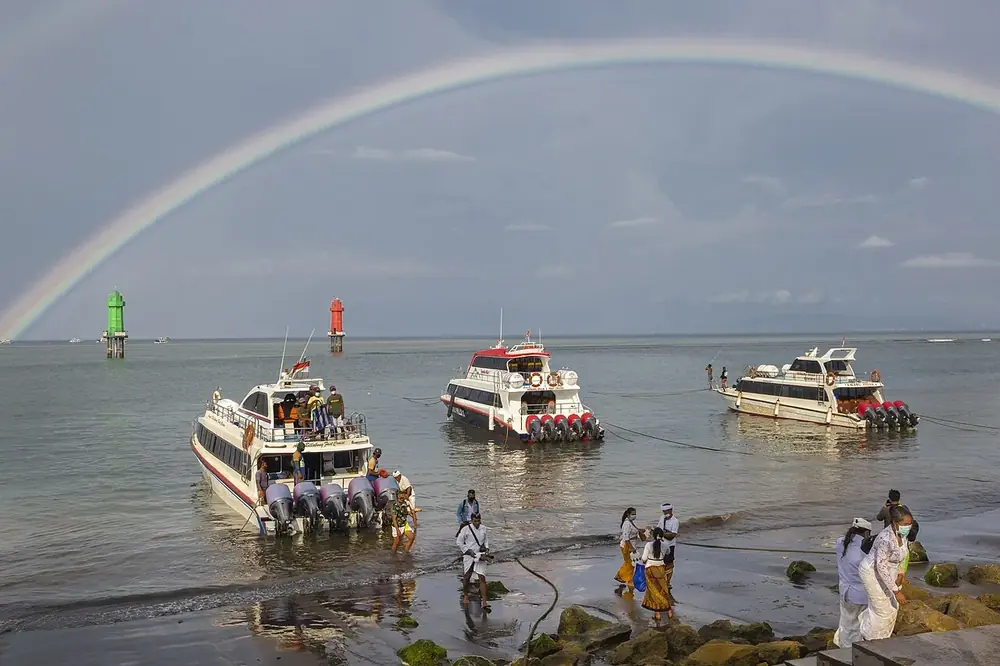 Nusa Penida (port de Sanur) — Prenez le fast boat de 7h, la mer est encore calme