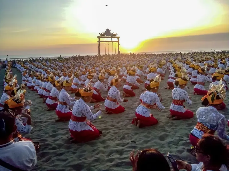 Suasana beach club di Petitenget, 5 menit dari Seminyak