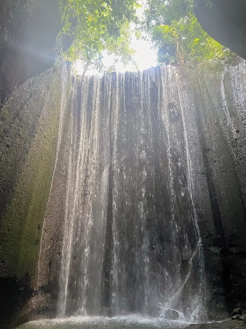 Air terjun di gua, cahaya masuk sekitar jam 10 — Tukad Cepung, Kemana aja dari Sidemen