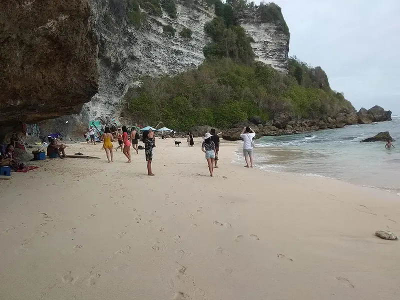 Pantai Suluban di bawah tebing Blue Point, 3 menit turun tangga