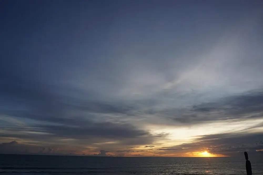 Sable noir et surf tranquille — Kedungu Beach, Où rouler depuis Tanah Lot