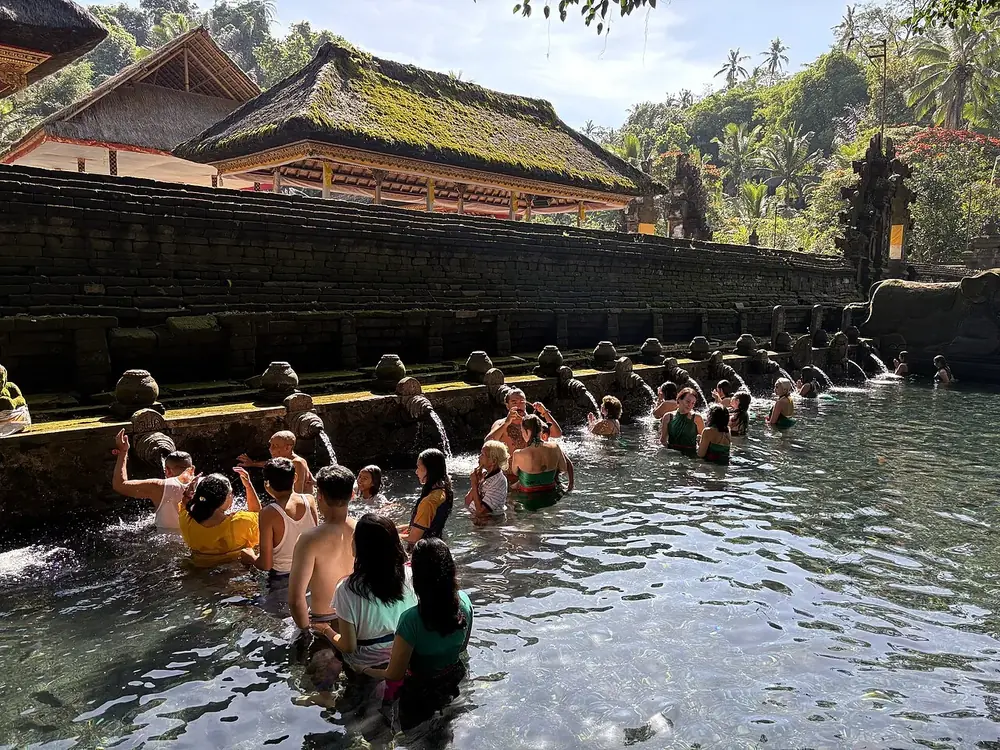 Temple de Tirta Empul — Prévoyez un changement de vêtements pour le rituel de purification