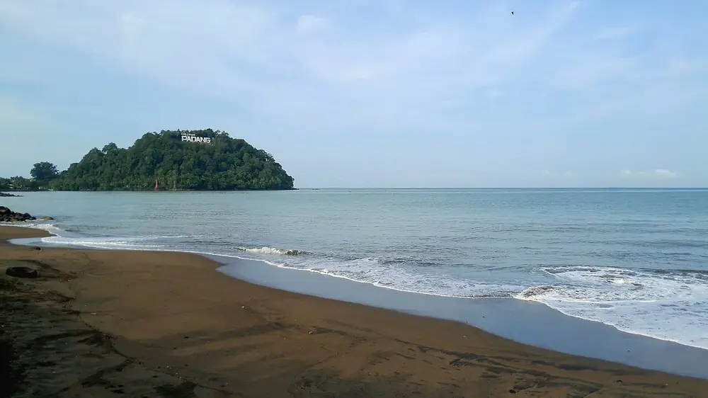 Padang Padang — Un passage entre les rochers mène à une crique