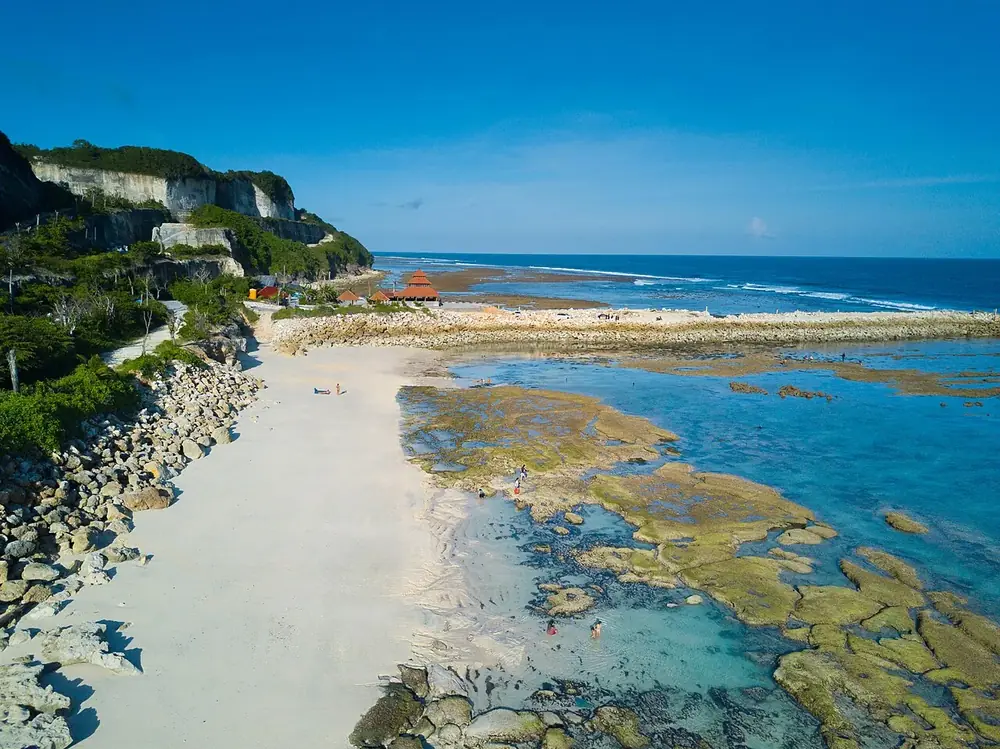 Air jernih di kaki tebing — Melasti Beach, Kemana aja dari Ungasan